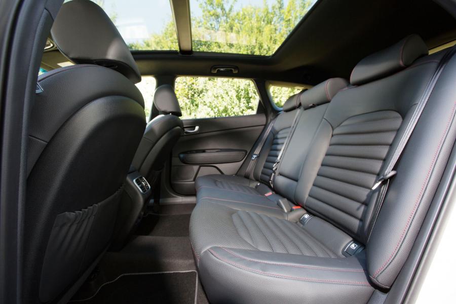 Интерьер Kia Optima Sportswagon GT Line 2016 года  (WW) (фото 14 из 31)